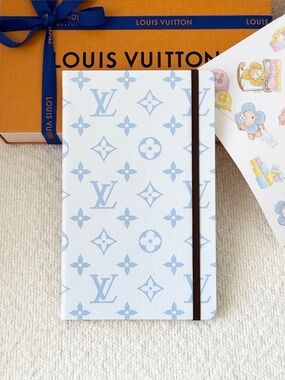 ✨NEW✨ LOUIS VUITTON 2025 Jane Notebook MM & Vivienne Stickers - Faded Blue